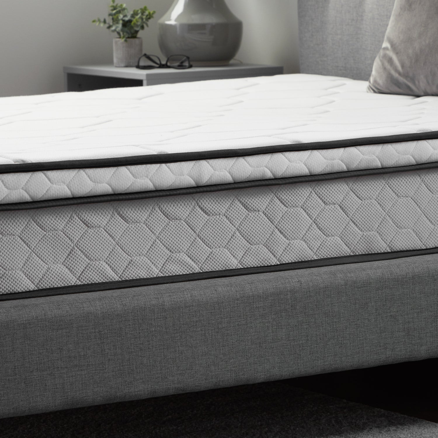 8" Hybrid Mattress, Plush bed side